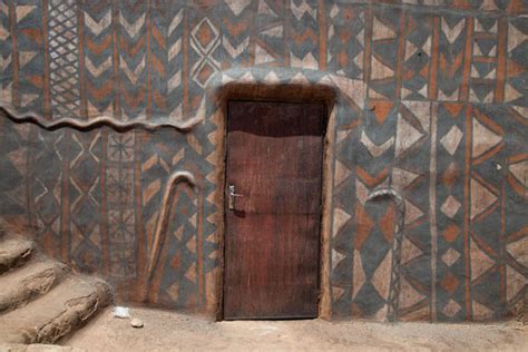 Door with sculpted canes in a painted house of Tiébélé | Tiébélé ...