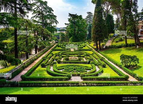 Gardens of the vatican city hi-res stock photography and images - Alamy