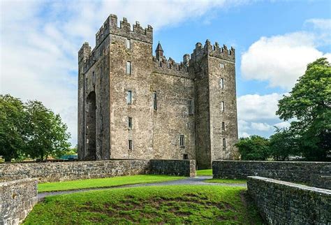 Bunratty Castle - Co Clare Ireland Tourist, Ireland Vacation, Ireland ...