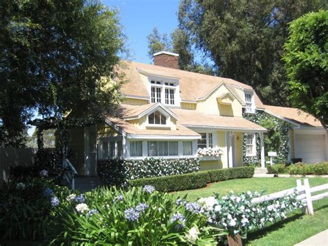 Wisteria Lane. Desperate Housewives House, Stars Hollow, Cottage Homes ...