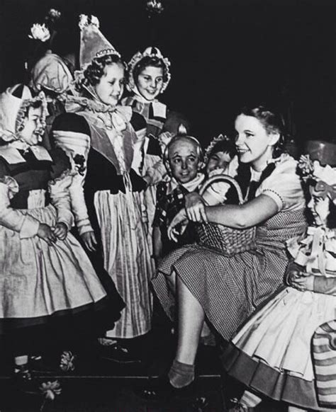 Judy Garland with the munchkins | Wizard of oz movie, Judy garland ...