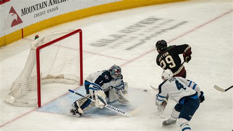 Arizona Coyotes surrender 3 goals in final period to lose to Winnipeg Jets