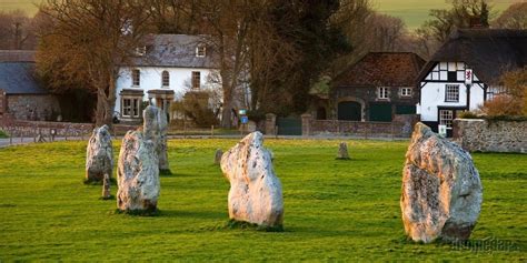 Avebury vs. Stonehenge | Dromedár.sk