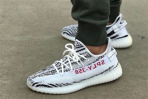 Så får du tag på YEEZY BOOST 350 V2 Zebra - Dopest