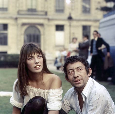 Jane Birkin & Serge Gainsbourg in der Nähe des Louvre (1969) Bild ...