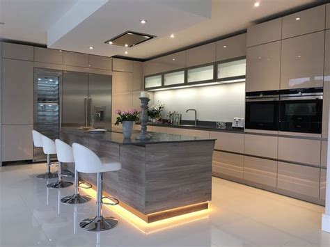 50 Stunning Modern Kitchen Design Ideas - HOMYHOMEE | Diseño de ...