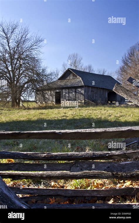 Old wood barn Stock Photo - Alamy