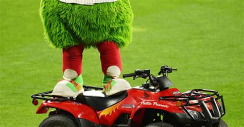 Phillie Phanatic funny moments - MLB Stories