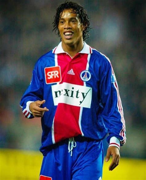 Ronaldinho of Paris St Germain in 2002. | Futebol vintage, Lendas do ...