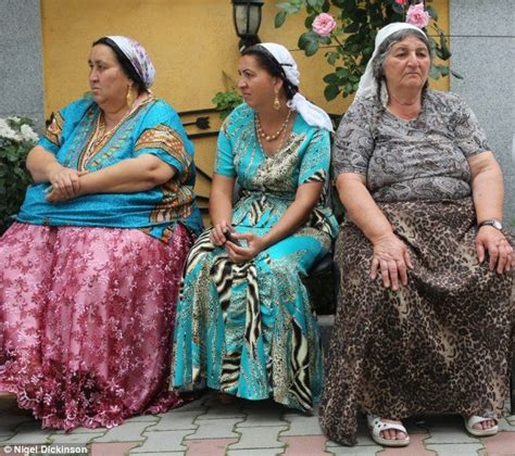 Gypsy leader: Roma Gypsy women in traditional dress at wake for their ...