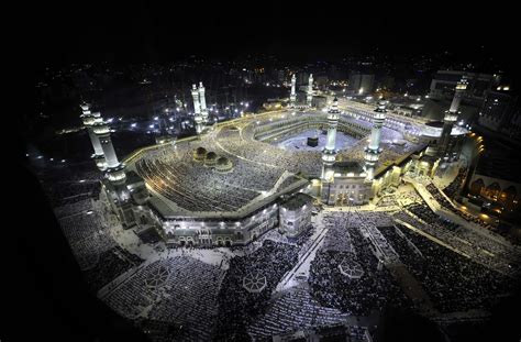 HD Wallpaper of Masjid al-Haram, Mecca: A Spiritual Nightscape