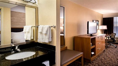 HOLIDAY INN & SUITES WARREN $101 ($̶1̶1̶6̶) - Prices & Hotel Reviews - MI