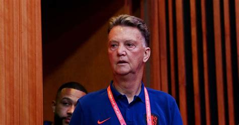 Combative Van Gaal takes on the media in spat over tactics | Reuters