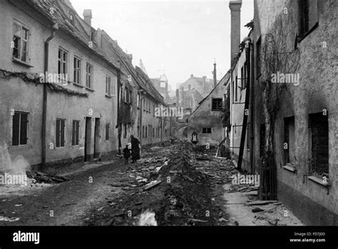 Die zerstörten Fuggerei in Augsburg, 1945 Stockfotografie - Alamy