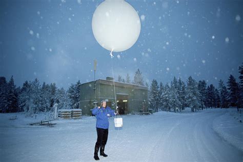 Weather Balloon Launch Photograph by David Hay Jones/science Photo ...