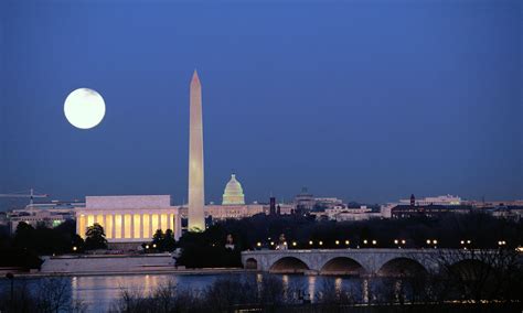 Washington DC Monuments at Night | Hilton Mom Voyage