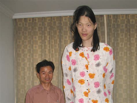 World's tallest woman, 39, dies in China - CBS News