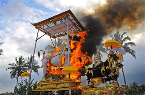 Hal yang Mesti Anda Ketahui Terkait Ngaben, Ritual Menyucikan Orang ...