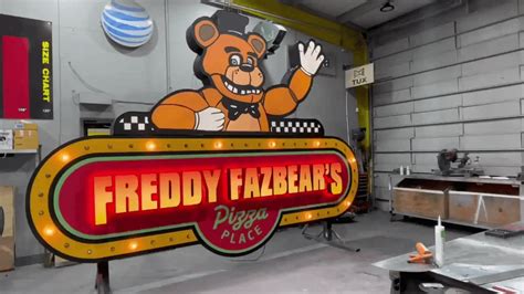 "Freddy Fazbear's" sign made for the FNAF Movie looks a lot like the ...