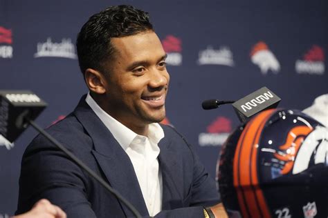 Russell Wilson gets 5-year, $245M extension from Broncos - KOZY