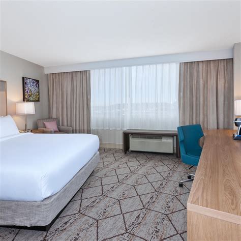 Pet-Friendly Hotels in New York near Syracuse Airport | Crowne Plaza ...