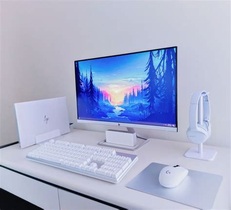 All White Gaming Desk Setup & Minimal Battlestation | Gaming desk setup ...