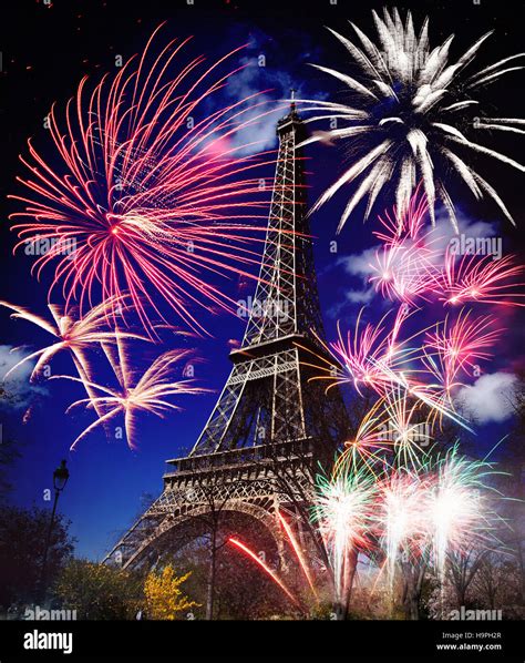 Eiffel tower fireworks hi-res stock photography and images - Alamy