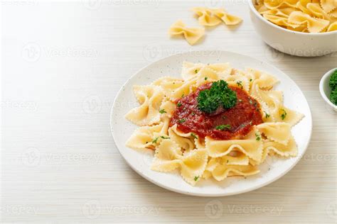 farfalle pasta in tomato sauce with parsley 5273651 Stock Photo at Vecteezy