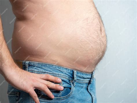 Perfil de un hombre gordo en jeans. el problema de la obesidad en los ...