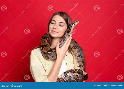 Joven Con Serpiente Boa Mascota Exótica Imagen de archivo - Imagen de ...