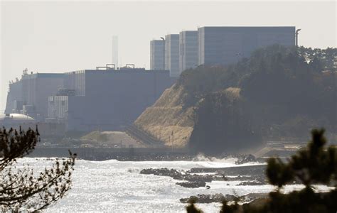 Quake prompts temporary halt to cooling of spent fuel rods in Fukushima ...