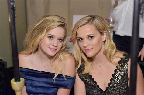 Reese Witherspoon & Daughter Ava Look Identical In 'Girls Night Out ...