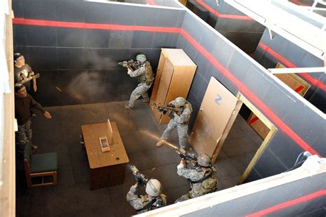 CLOSE-QUARTERS BATTLE: You're Doing It Wrong - SWAT Survival | Weapons ...