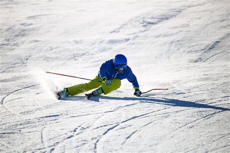 Mastering the Art of Carving in Skiing | TouristSecrets