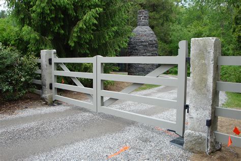 Driveway Gate Posts | Farm gate, Driveway gate, Farm gates entrance