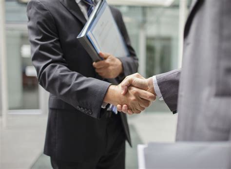 7 Tips on Proper Handshake Etiquette