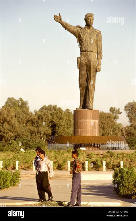 Une statue de président iraquien Saddam Hussein en tenue militaire à ...