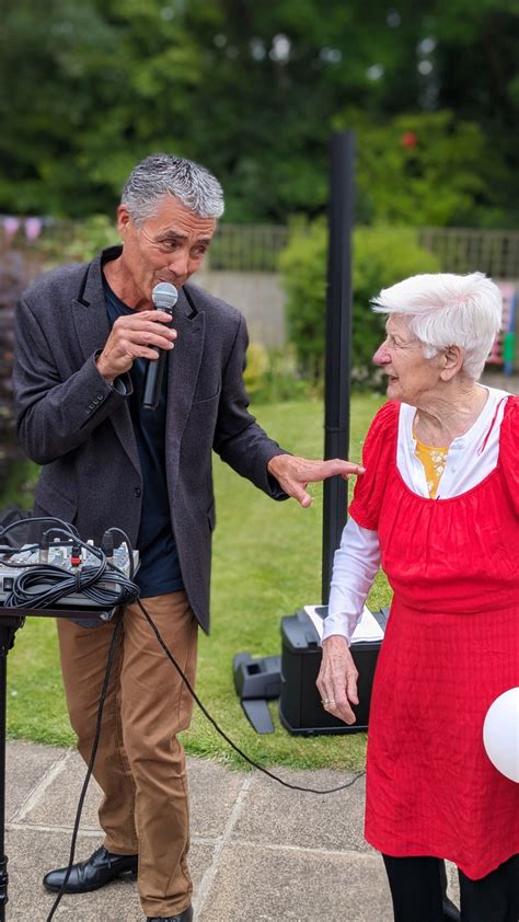 Elizabeth House care home residents commemorate D-Day - Care South