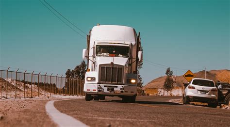 3 Reasons Truck Drivers Leave CDL Trucking Jobs - Drive My Way