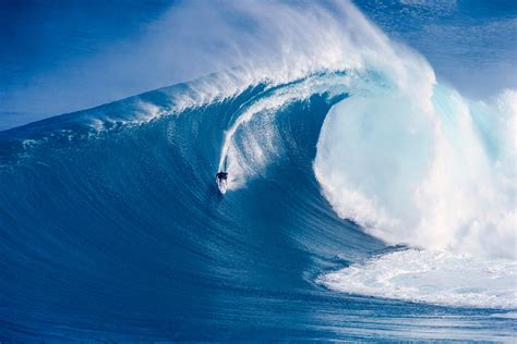 Surfers risk death paddling into historic 80-foot waves at Jaws