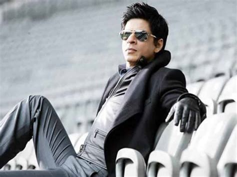 SRK's 'rude' behaviour with fan at airport irks netizens - Watch