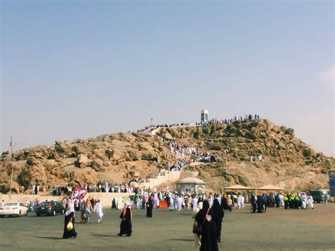 Jabal Rahmah - Mount of Mercy, Arafat. | Beautiful places to travel ...