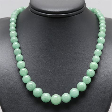 14K Yellow Gold Graduated Jadeite Bead Necklace | EBTH