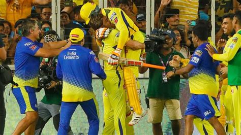 MS Dhoni Lifts Ravindra Jadeja After All-Rounder's Last Over Heroics in ...