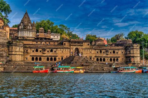 Premium Photo | Landscape view of huge Maheshwar fort or Ahilya fort ...