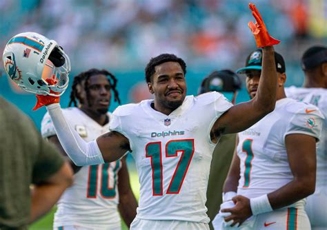 Jarvis Landry prematurely congratulates Jaylen Waddle for breaking his ...