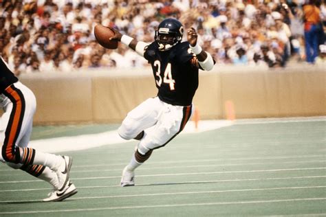 VIDEO: Walter Payton playing quarterback for the Bears - Chicago Sun ...