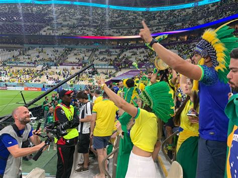 VÍDEOS: Torcida brasileira toma as ruas de Doha antes de estreia na ...