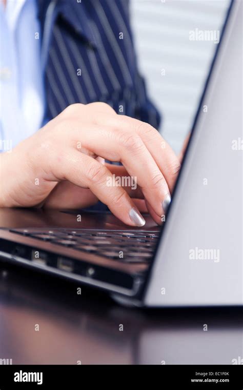 1 indian Business Woman office laptop working Stock Photo - Alamy