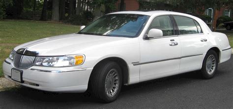 2002 Lincoln Town Car Cartier 4dr Sedan 4-spd auto w/OD